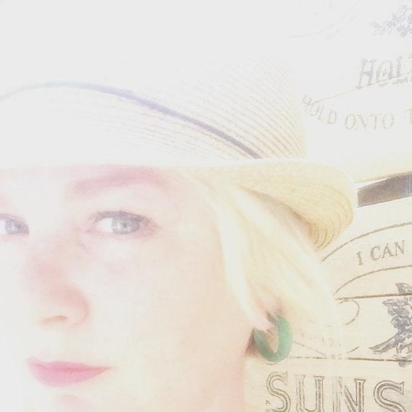 Black matte lucite Simple Hoop vintage Earrings - Picture 5 of 5